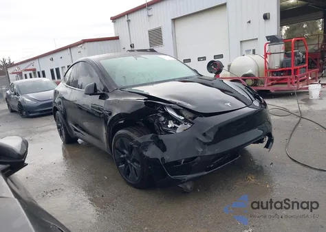 2025 Tesla Model Y Long Range Dual Motor All-Wheel Drive z USA, uszkodzony, nr VIN 7SAYGDEE9SA355439